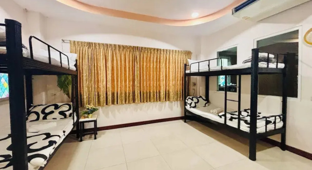 Кровать в общем номере Ree- Riverside hotel