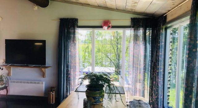 Liljekonvalj Cottage Overlooking the River Sauna, Rezerwuj Dom wakacyjny Hotele w Svealand z parkingiem, Parking