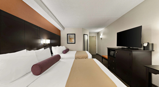 Четырёхместный номер Standard Best Western Plus Toronto North York Hotel & Suites