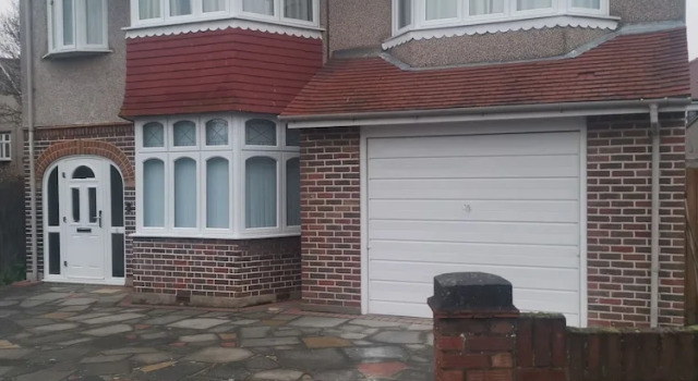 Newly refurbished home near Whitton station, Забронировать Отель Отели Большого Лондона с парковкой, Парковка