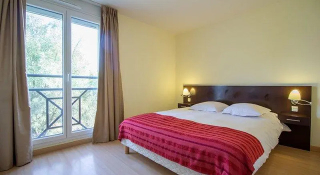 Кровать в общем номере с 2 комнатами Adonis Grand Geneve Residence Excellior