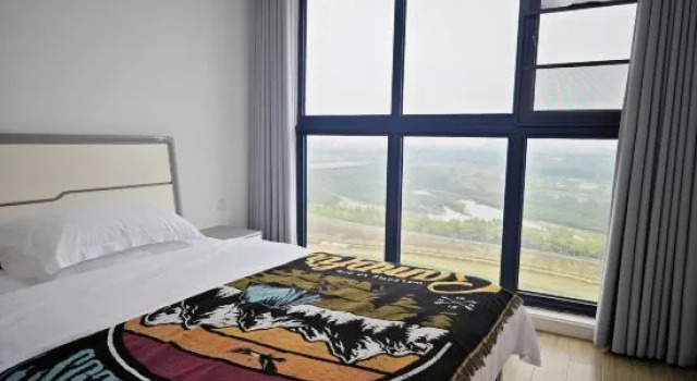 Семейный люкс с 4 комнатами с балконом и с видом на море Beihai Yintan Lecheng Meiyu Seascape Apartment Hotel (Yintan Branch)