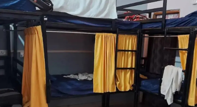 Кровать в общем номере Rudra Homestay
