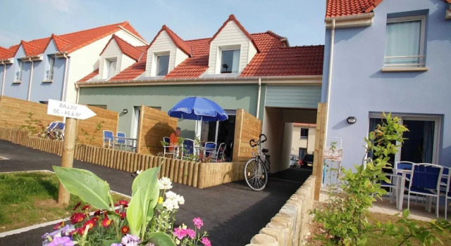 Spacious Coastal Apt w/ Garden