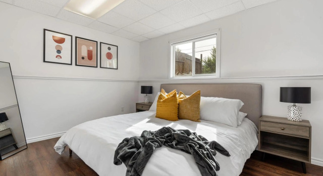 Dino Roar I Sleeps 12 I New, Prenota Hotel Hotel a Alberta con parcheggio, Parcheggio