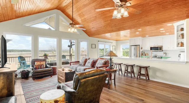 Luxury Lake Life - Boat Dock, Outdoor Kitchen, Basketball Court, Game Room & Bar