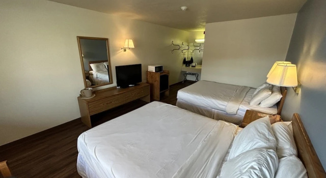Четырёхместный номер Standard Valley Inn and Suites