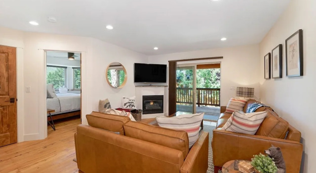 New Listing! Alpine W/ Private Hot Tub 4 Bedroom Home, Rezerwuj Hotel Hotele w Fallen Leaf z parkingiem, Parking