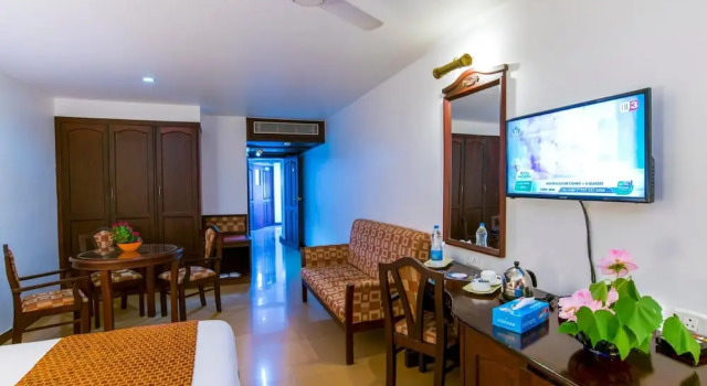 Golf View Hotel & Suites, Boek Hotel Angamali New Delhi
