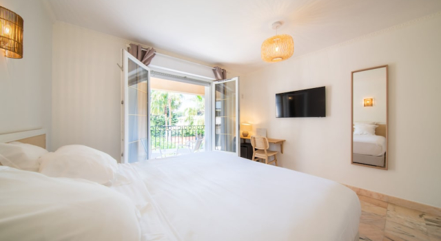 Hotel Brin dAzur - Saint Tropez, Забронировать Отель Гассен 