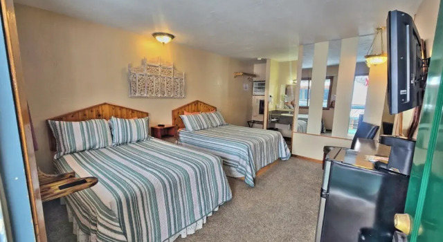 Четырёхместный номер Economy Cedar Wood Inn