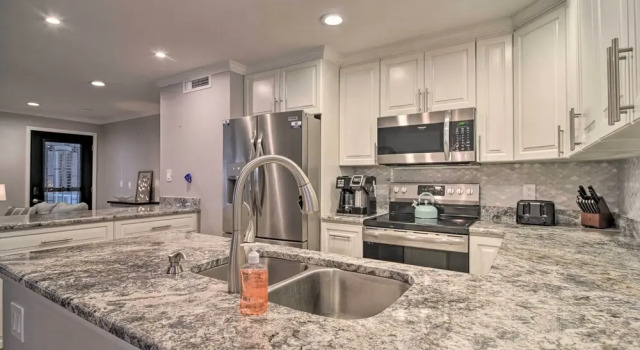 Апартаменты Elegant FL Condo w/ Pool: Walk to Madeira Beach!