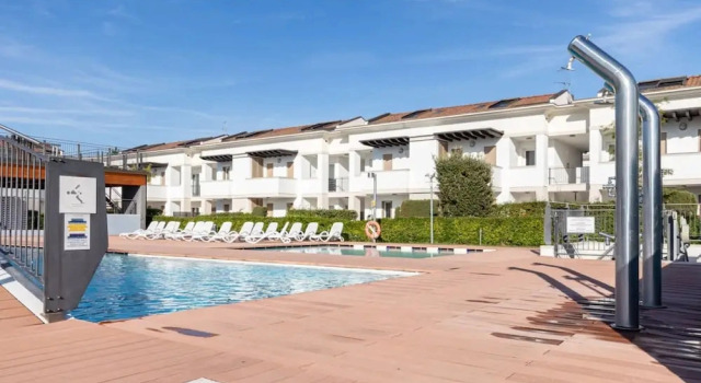 Апартаменты c 1 комнатой Lovely Apartment With two Fenced Gardens