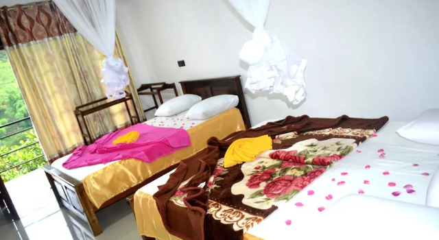 Трёхместный номер Deluxe Adams Peak Inn
