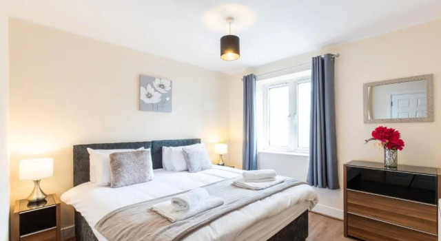 Апартаменты Deluxe Velvet 1-bedroom Apartment With Balcony, Hoddesdon