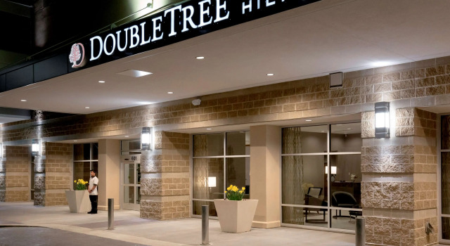 DoubleTree by Hilton Evansville, Забронировать Отель Эвансвилл Индиана