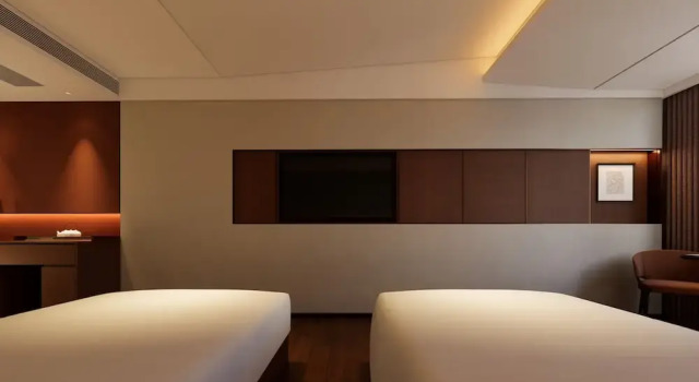 O podwyższonym standardzie pokój Red Wall Hotel