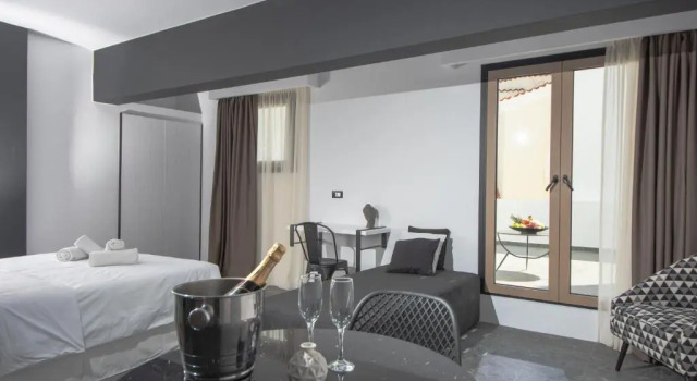 Люкс с балконом Kalypso Suites Hotel