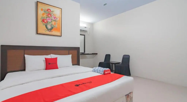 Standard Doppel Zimmer RedDoorz Syariah near Stasiun Cianjur