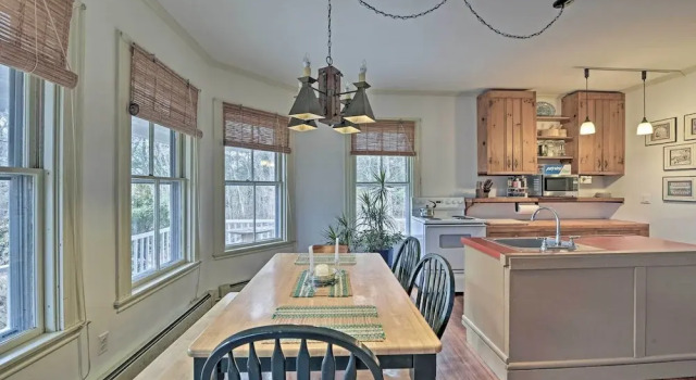 Коттедж Easy Access to Beaches: Vineyard Haven House