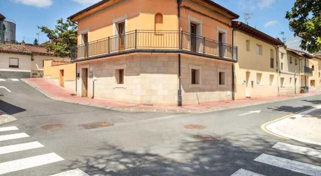 URIBE-ENEA Casa sola con amplio patio en Elciego con visita a bodega, siempre sujeta a disponibilidad, Prenota Hotel Elciego Rioja Alavesa