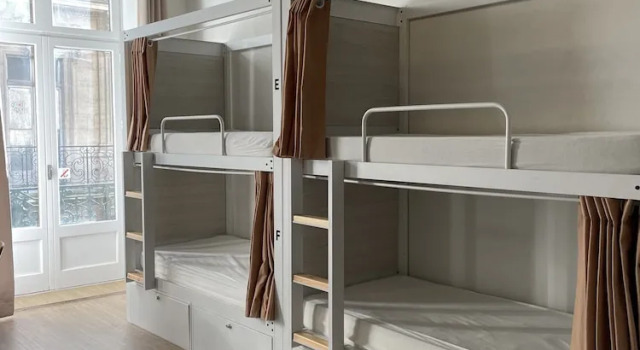 Кровать в общем номере с балконом Georges Hostel & Café