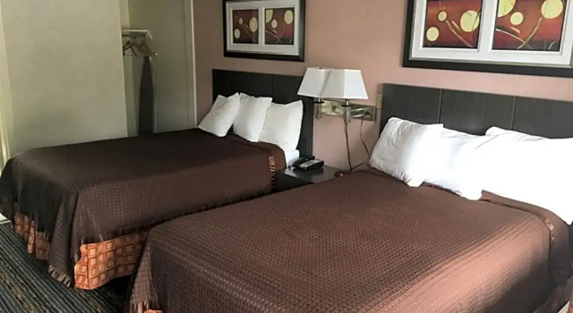 Четырёхместный номер Deluxe Whitney Inn & Suites