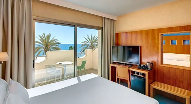 Номер Superior с балконом и с видом на море Sercotel Kalma Sitges