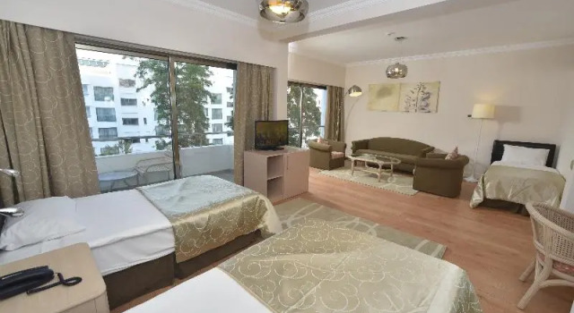 Четырёхместный номер с балконом Jasmine Court Hotel
