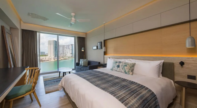 Двухместный номер Guest с балконом и with marina view Renaissance Cancun Resort & Marina