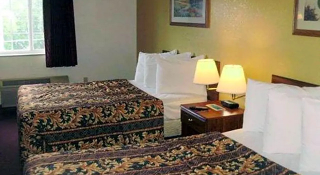 Шестиместный номер Standard Rodeway Inn Salina North