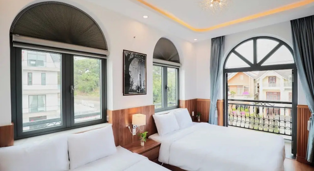 Четырёхместный номер Standard с балконом и с видом на город Lotus Hotel Đà Lạt