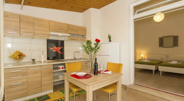 Люкс Studio Leon-Sara with shaded patio and garden view