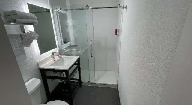Четырёхместный номер Standard The Midtowner Hotel, SureStay Collection by Best Western