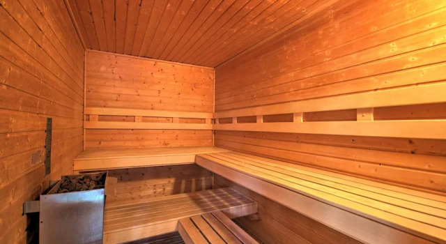 Economical 1 bedroom ski in/out condo just blocks from Main Street sleeps 4