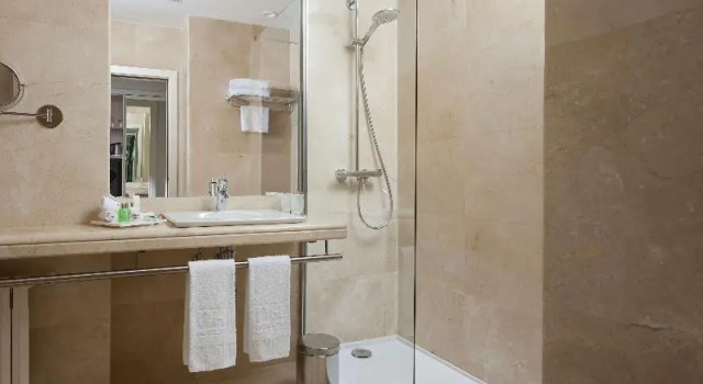 Номер Standard с балконом NH Collection Madrid Abascal