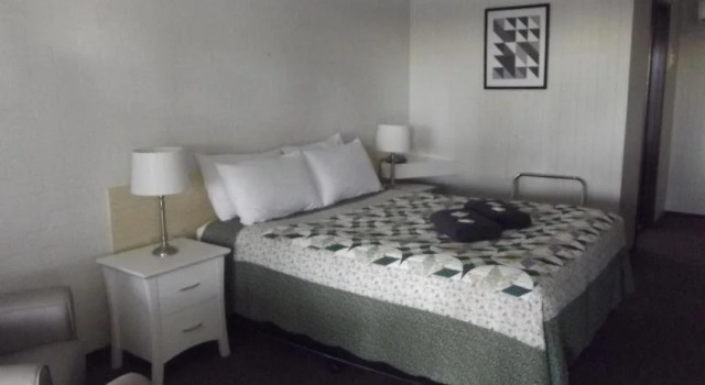Country Roads Motor Inn, Забронировать Отель Отели Уэст-Уайалонг с парковкой, рядом с Аквапарк Holland Park Swim Centre, Парковка
