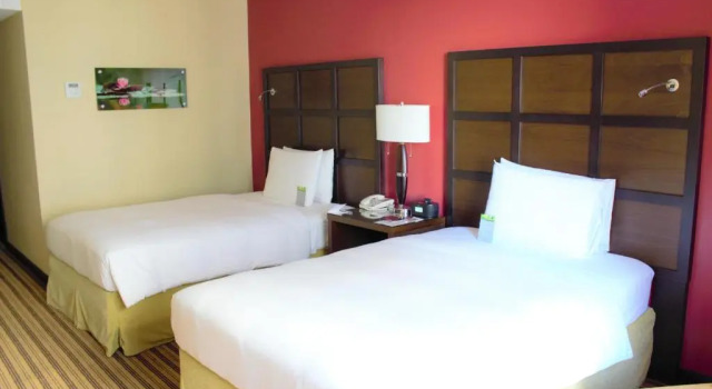 Четырёхместный номер Standard Renaissance Caracas La Castellana Hotel