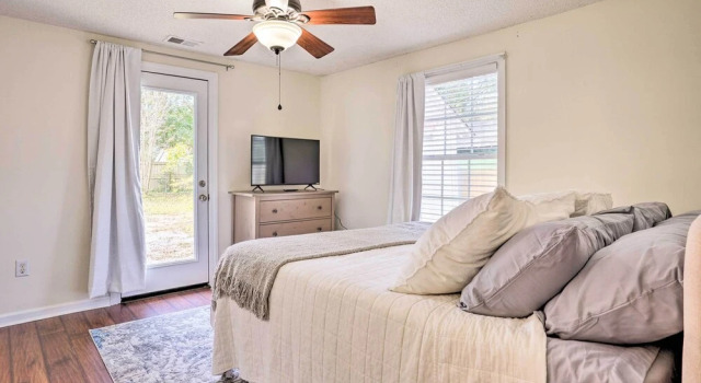 Cozy Home w/ Yard ~ 9 Mi to Dtwn Charleston!, Забронировать Отель Северный Чарльстон Чарльстон
