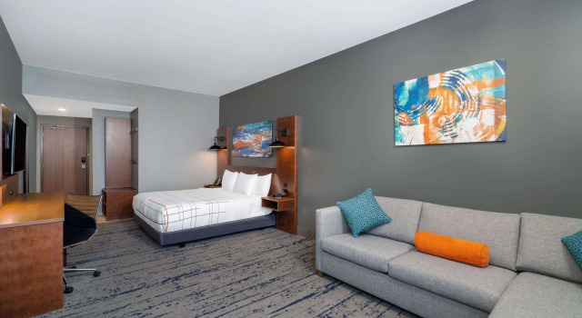 La Quinta Inn & Suites by Wyndham Louisville NE - Old Henry Rd, Забронировать Отель Луисвилл Louisville Metropolitan Area