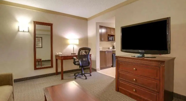 Двухместный люкс с балконом Best Western Brantford Hotel and Conference Centre