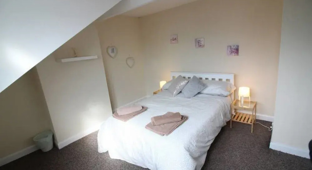 2 Bedroom Family Home near Leeds City Center, Varaa Lomakoti Mökit kohteessa Merseyside, Mökki