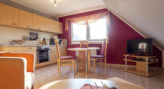 Ferienhaus Karola, Wohnung 2 - OG, Забронировать Отель Глове Рюген, рядом с Hauptstrand Glowe
