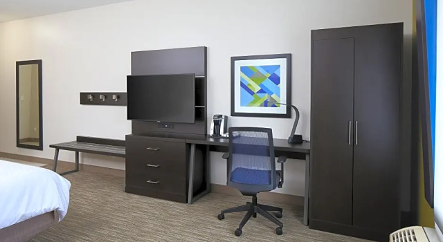 Четырёхместный люкс c 1 комнатой Holiday Inn Express Grand Rapids Southwest by IHG