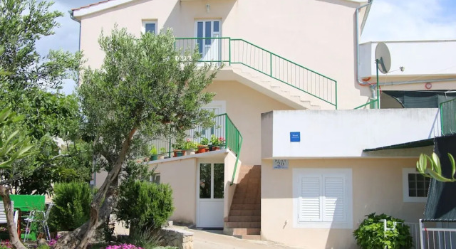 Apartments and Room Janja, Забронировать Апартаменты/квартира Отели Примоштен с парковкой, рядом с Пляж Велика Радуча, Парковка