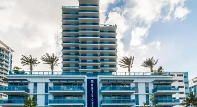 Modern Geometry at Monte Carlo Miami Beach, Varaa Hotelli Hotellit Miami Beach uima-altaalla, Uima-allas