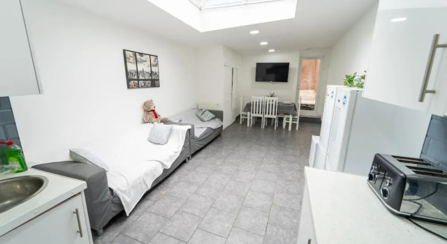 Студия STAYSA Equipped studios near QE and UOB in GuestHouse close to the city!