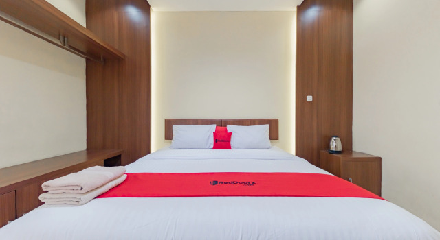 RedDoorz Syariah near Alun-Alun Pelabuhan Ratu, Book Hotel Pelabuhanratu West Java