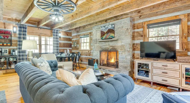 Коттедж Hot Tub, Fire Pit & Creek Access: Whittier Cabin!