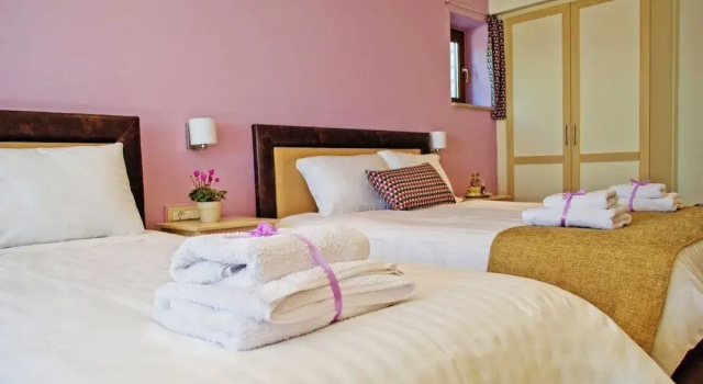 Трёхместный семейный номер Standard с видом на озеро Arktos Hotel